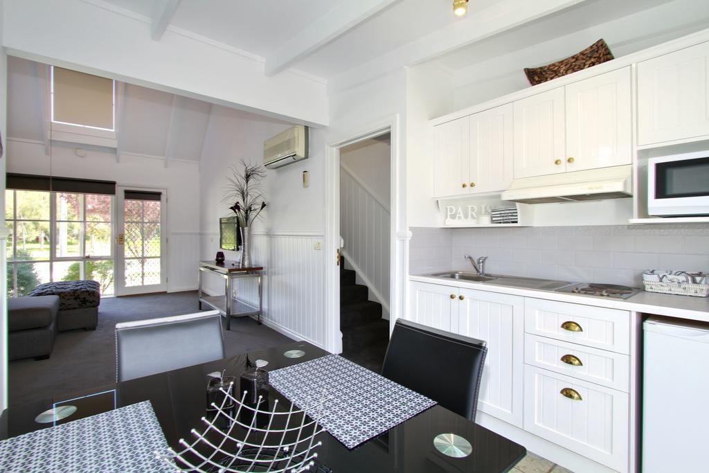 Creek Cottage Bed And Breakfast Traralgon Chambre photo